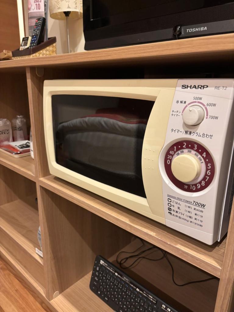 un four micro-ondes installé au-dessus d'une étagère dans l'établissement Hotel La'i ローレル Adult only, à Tokyo