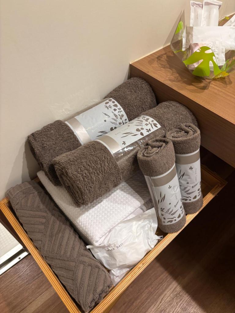 - un bouquet de serviettes sur une étagère dans une pièce dans l'établissement Hotel La'i ローレル Adult only, à Tokyo