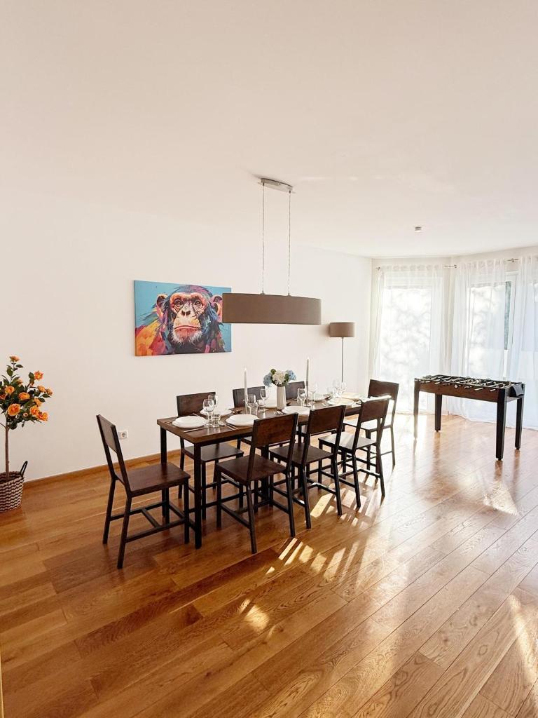 Luxuriöse Ferienvilla mit Garten, Gaming Zone & Netflix 4