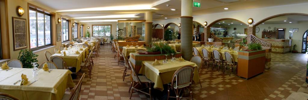 une salle à manger avec des tables et des chaises dans un restaurant dans l'établissement Il Gabbiano, à Stalettì