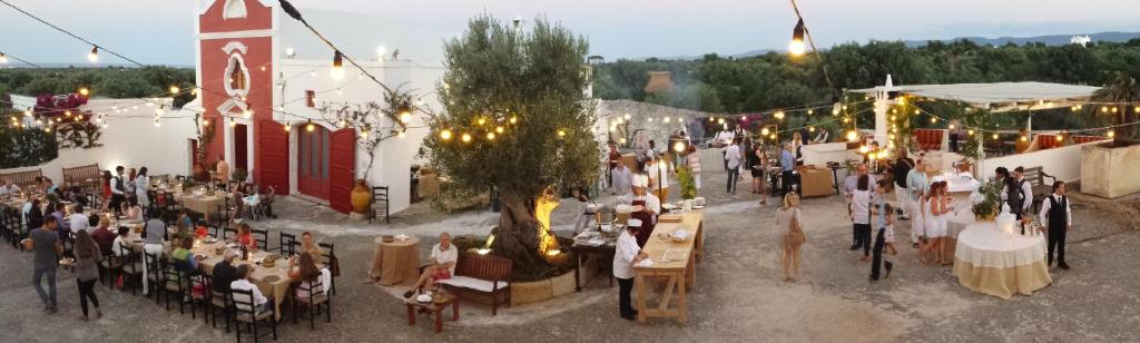 une vue d'ensemble d'une foule lors d'un événement dans l'établissement Masseria Torre Coccaro, à Savelletri di Fasano 68 autres photos