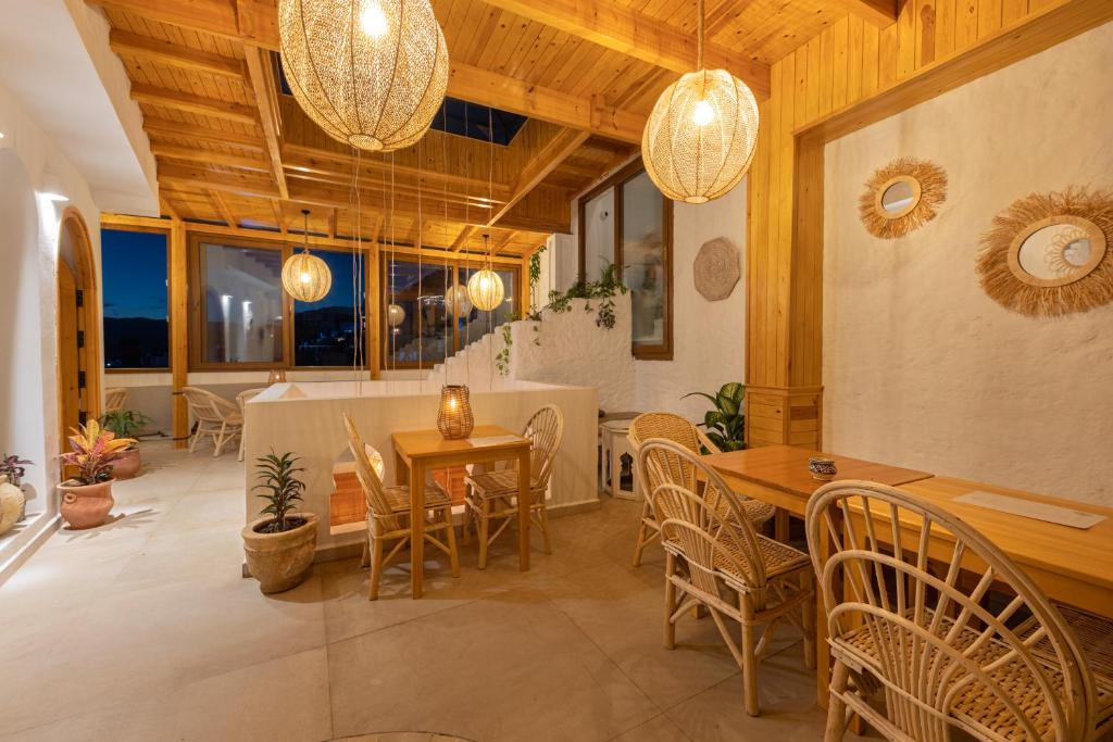 une salle à manger avec une table, des chaises et des lustres dans l'établissement Riad Nila, à Chefchaouen