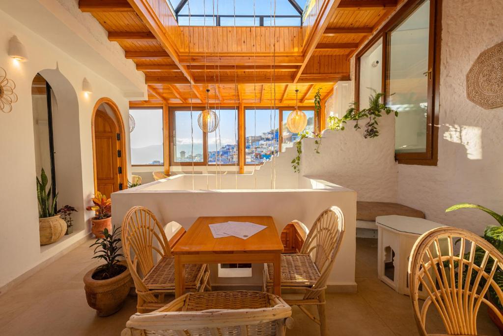 une salle à manger avec une table et des chaises dans l'établissement Riad Nila, à Chefchaouen