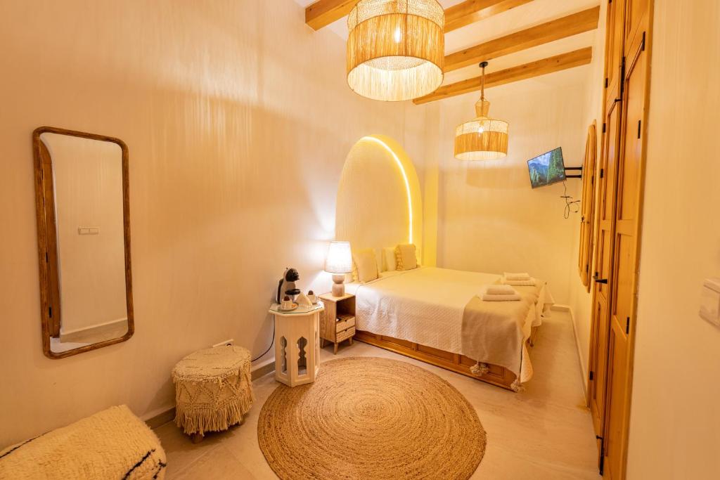une petite chambre avec un lit et un miroir dans l'établissement Riad Nila, à Chefchaouen
