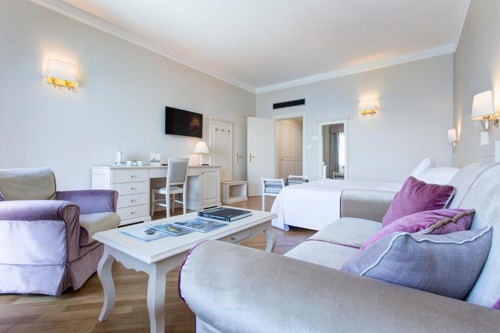 un salon avec un lit, un canapé et une table dans l'établissement Hotel Cenobio Dei Dogi, à Camogli