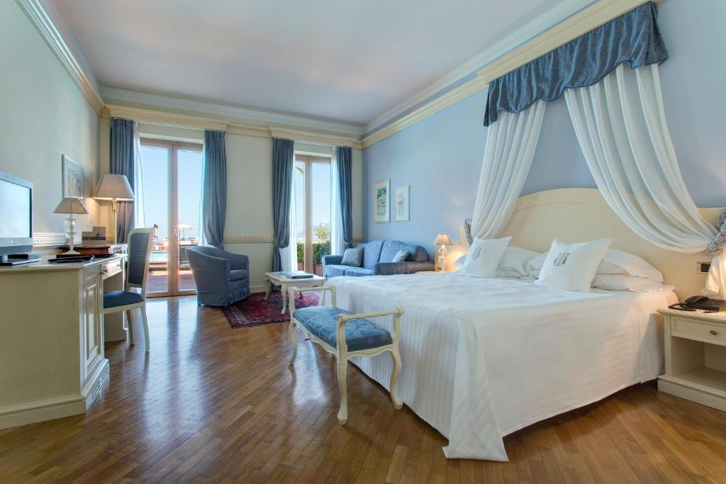 une chambre avec un grand lit blanc et une télévision dans l'établissement Hotel Cenobio Dei Dogi, à Camogli 65 autres photos