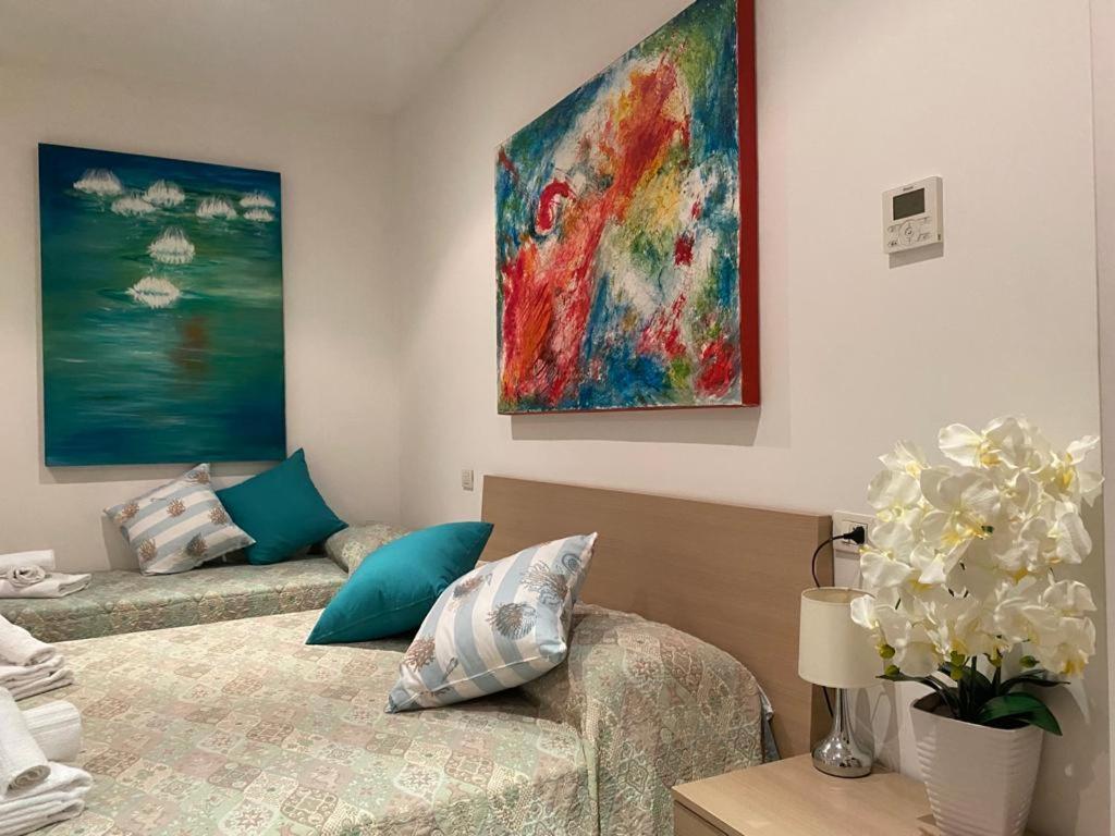 une chambre avec un lit et un tableau au mur dans l'établissement Villa Gentile, à Cavallino-Treporti 18 autres photos