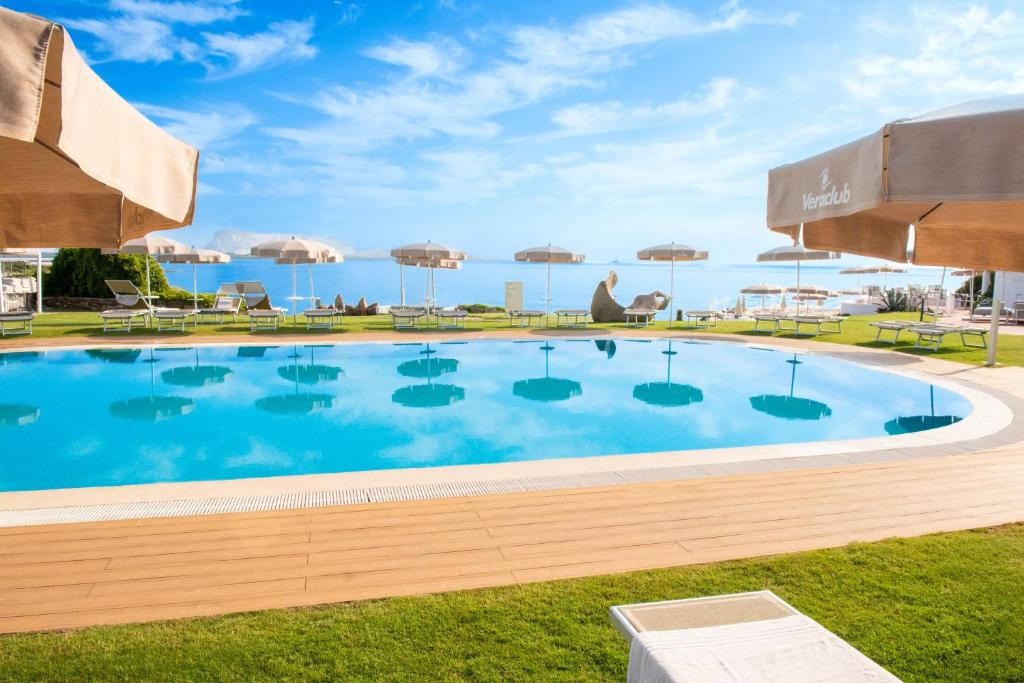 une grande piscine avec vue sur l'océan dans l'établissement AMASEA Resort, à San Teodoro