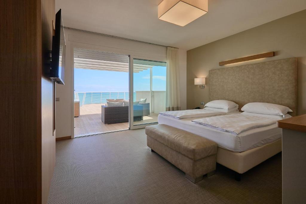 une chambre avec un lit et une vue sur l'océan dans l'établissement Hotel Le Soleil, à Lido di Jesolo