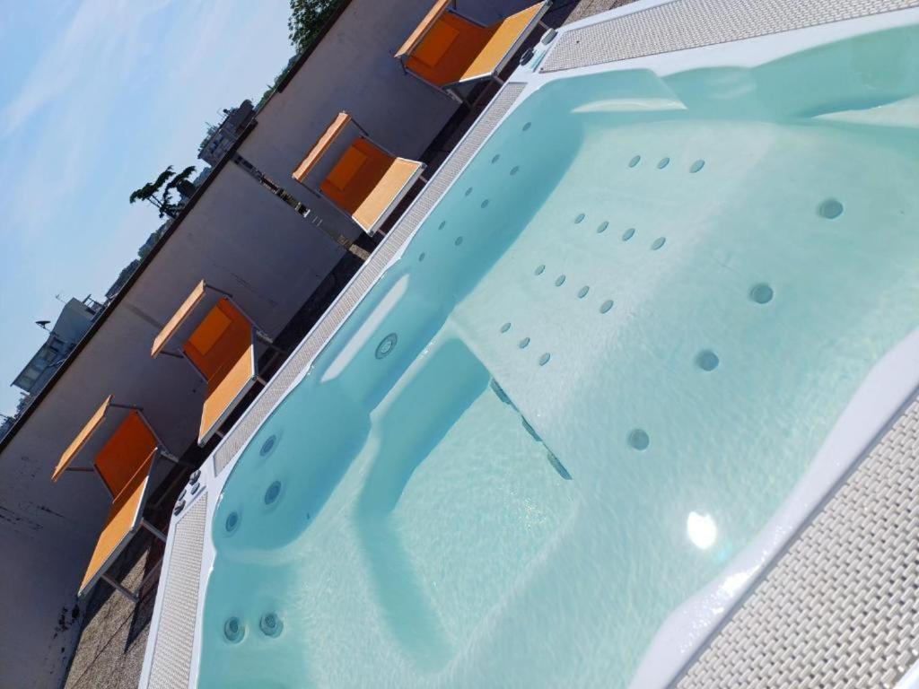 une grande piscine devant un immeuble dans l'établissement Hotel Anversa Rimini, à Rimini