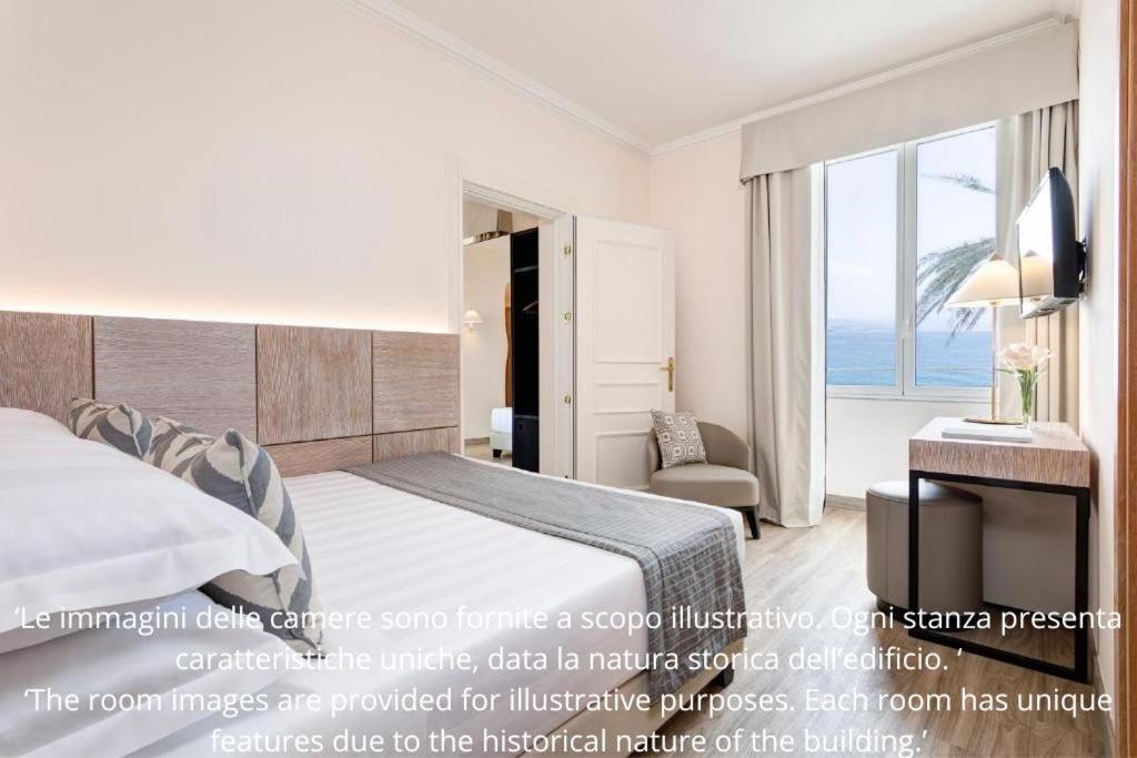 une chambre avec un lit et une pièce avec une fenêtre dans l'établissement Grand Hotel Arenzano, à Arenzano 52 autres photos