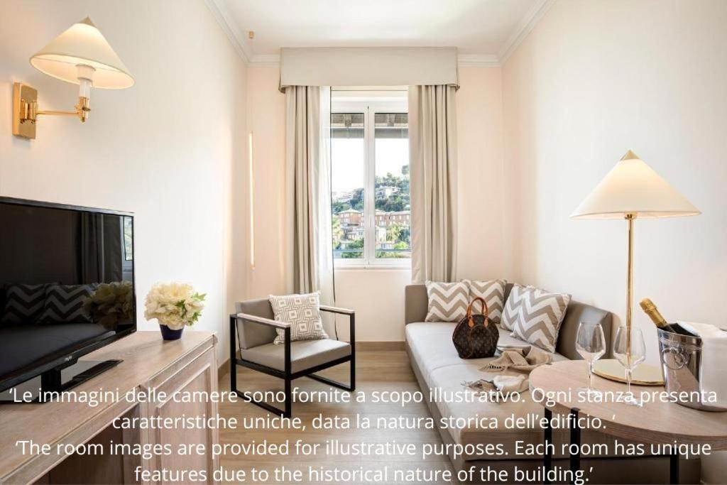 un salon avec un canapé et une télévision dans l'établissement Grand Hotel Arenzano, à Arenzano