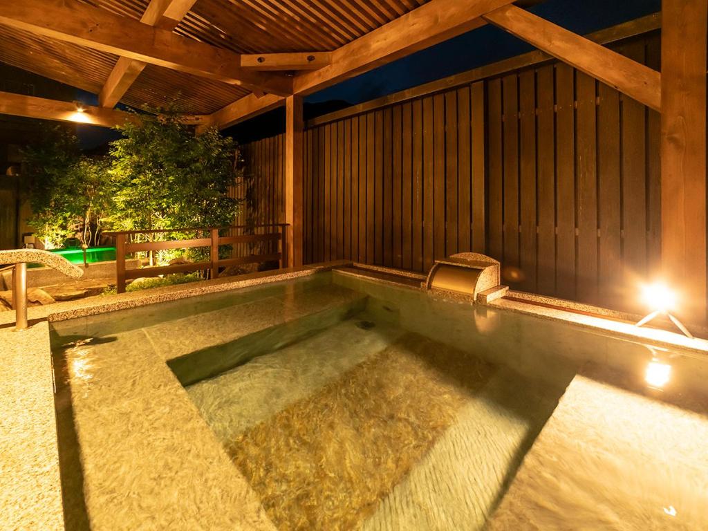 une piscine au milieu d'une maison dans l'établissement Ooedo Onsen Monogatari Premium Kinosaki, à Toyooka