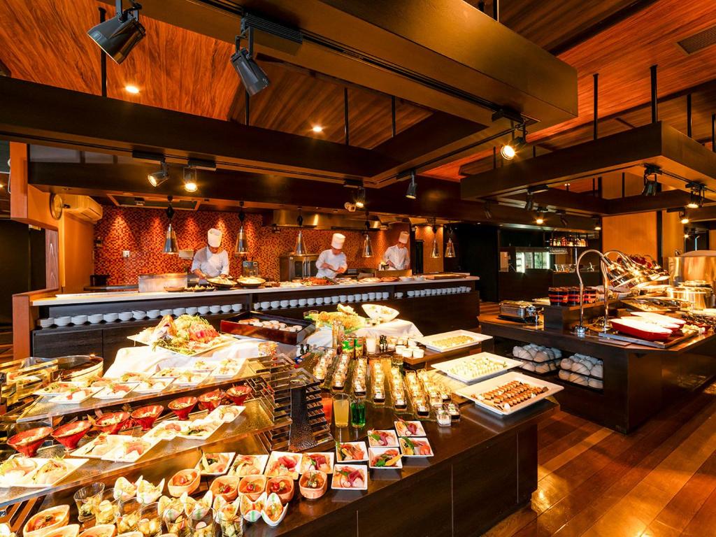 un restaurant avec un buffet et des gens en cuisine dans l'établissement Ooedo Onsen Monogatari Premium Kinosaki, à Toyooka