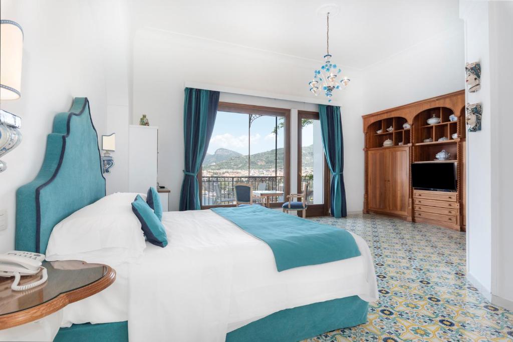 - une chambre avec un lit king-size et une table dans l'établissement Hotel La Tonnarella, à Sorrente