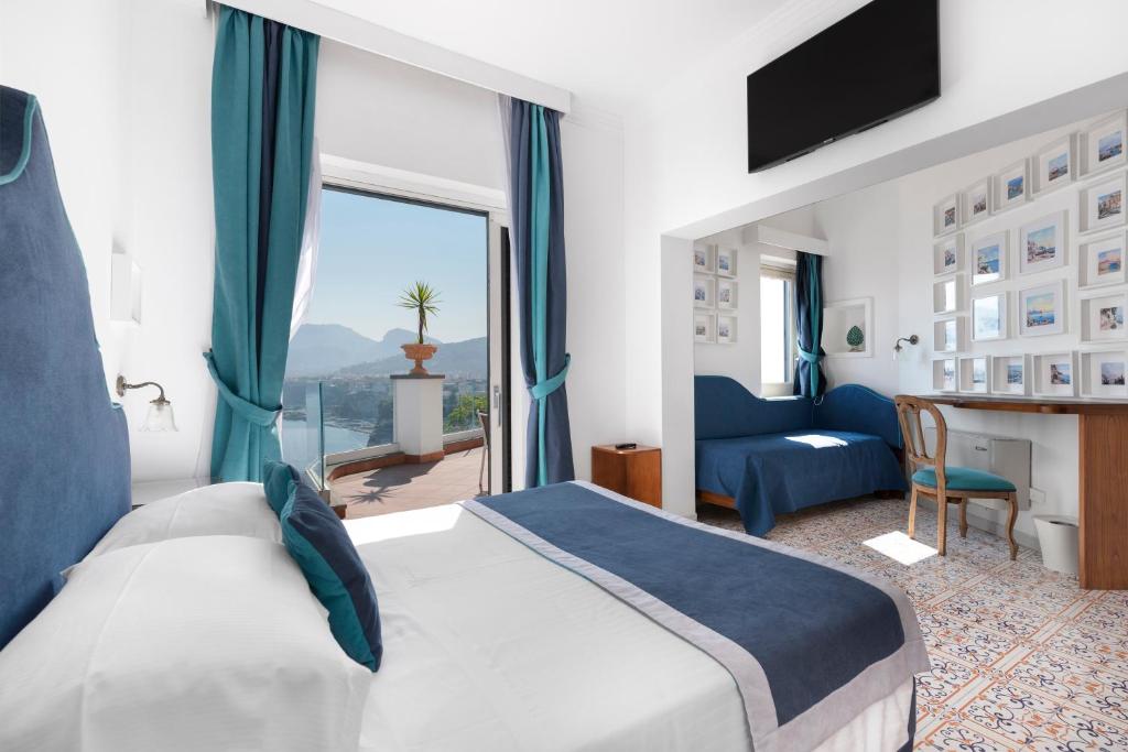 une chambre d'hôtel avec un lit et une fenêtre dans l'établissement Hotel La Tonnarella, à Sorrente 110 autres photos