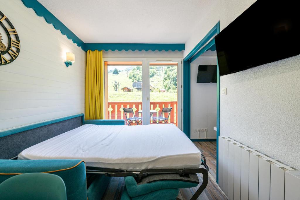 une chambre à l'hôpital avec un lit, des chaises et une fenêtre dans l'établissement Appartement 6 personnes, à Saint-François-Longchamp