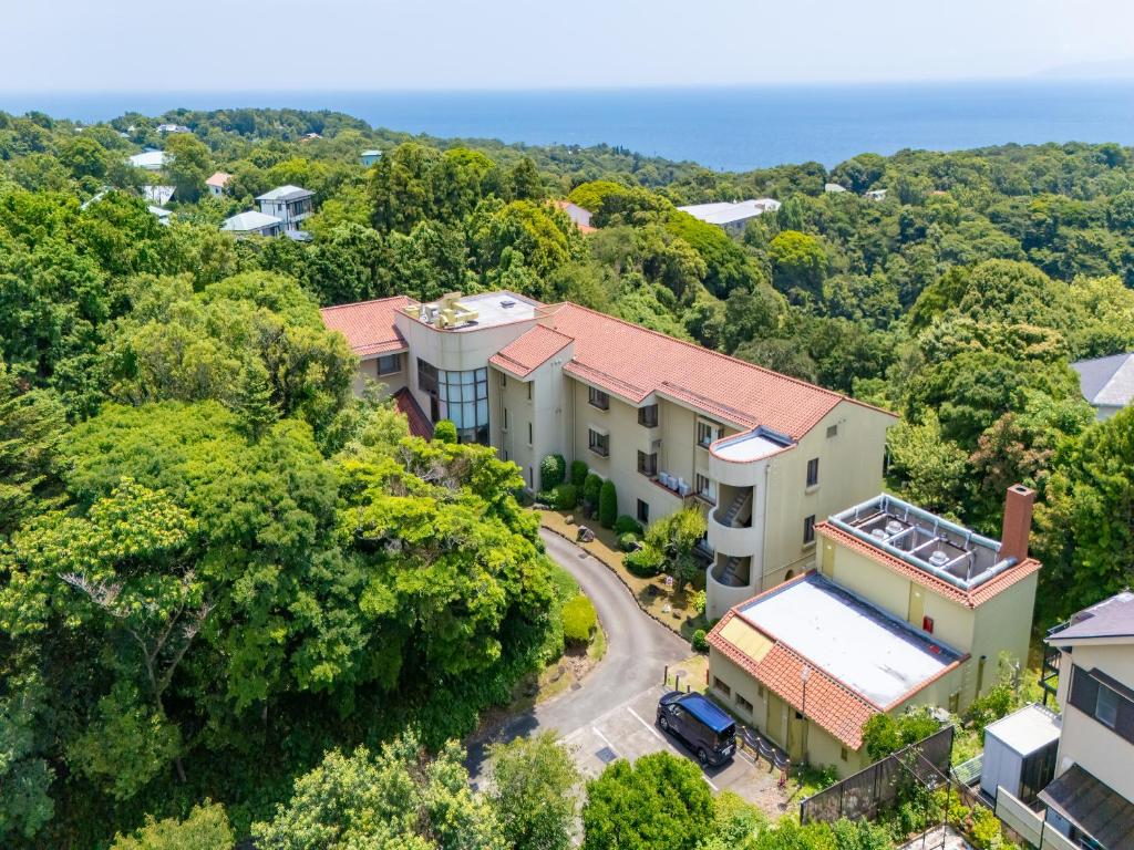 une vue aérienne d'une maison dans la forêt dans l'établissement Wan's Resort Jogasaki, à Itō