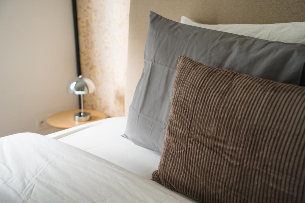 Lovely 1BR & 1LR Apt for 4P, Only 15 Min Walk to City Center 6