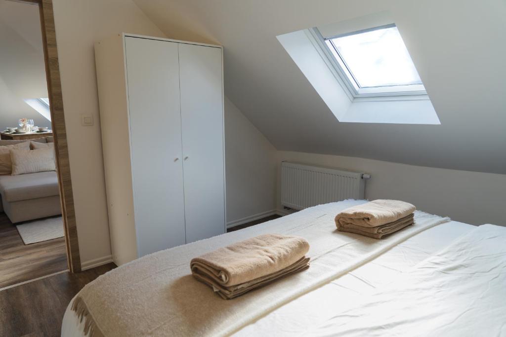 Cozy 1BR & Living Room Apartment, Just 15 Minutes to Downtown 2
