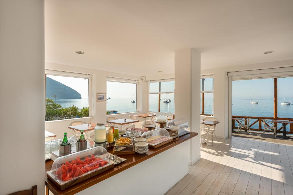 - une cuisine avec buffet et vue sur l'océan dans l'établissement Apollon Club & Thermal Spa, à Ischia