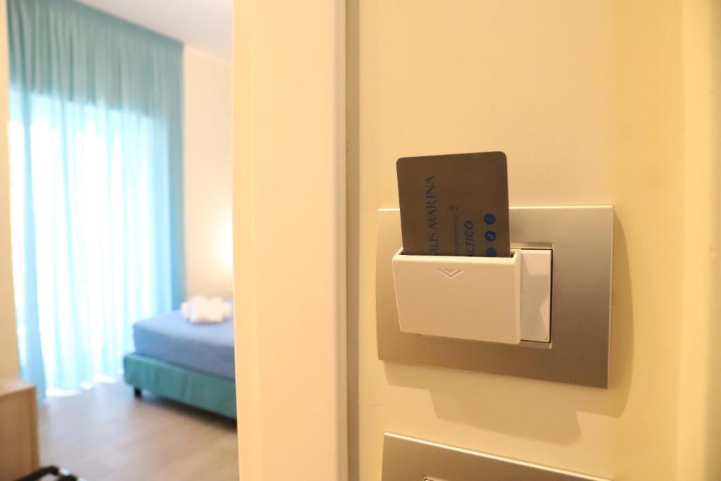 une chambre avec une porte et une boîte sur le mur dans l'établissement Domus Marina - Baltico Apartment, à Mondragone 34 autres photos