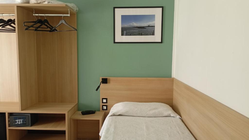 une chambre avec un lit et un tableau au mur dans l'établissement Hotel Ariston Imperial, à Porto Garibaldi