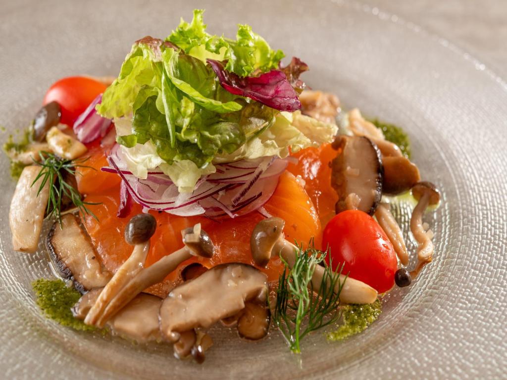 une assiette de nourriture avec des légumes sur une table dans l'établissement Izumigo Yatsugatake Dog Paradise Cottage, à Hokuto 49 autres photos