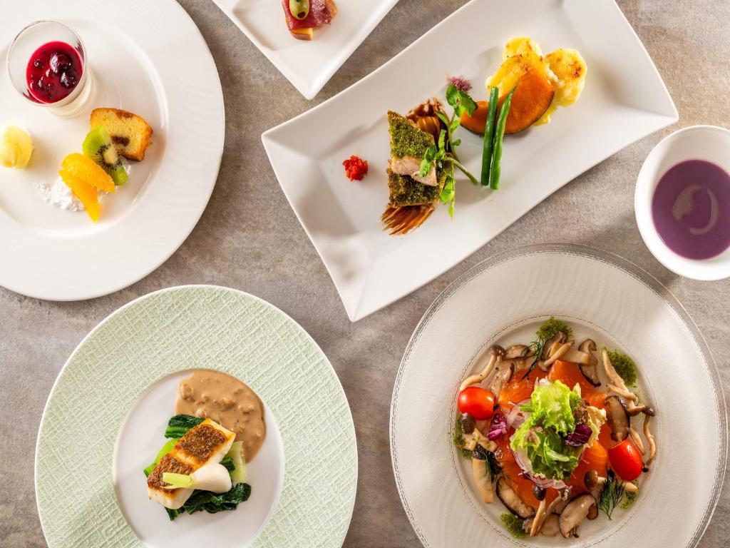 un groupe de plaques alimentaires sur une table dans l'établissement Izumigo Yatsugatake Dog Paradise Cottage, à Hokuto