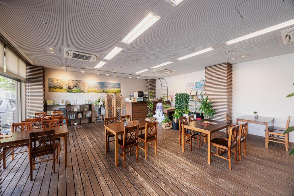 une pièce avec des tables et des chaises dans un magasin dans l'établissement Hotel Kasuien, à Ureshino