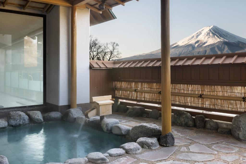 un bain à remous avec une montagne en arrière-plan dans l'établissement Fujikawaguchiko Onsen Konanso, à Fujikawaguchiko