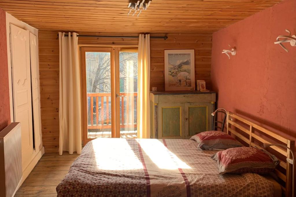 - une chambre avec un lit en face d'une fenêtre dans l'établissement Village House In The Heart Of Saint Chaffrey, à Saint-Chaffrey