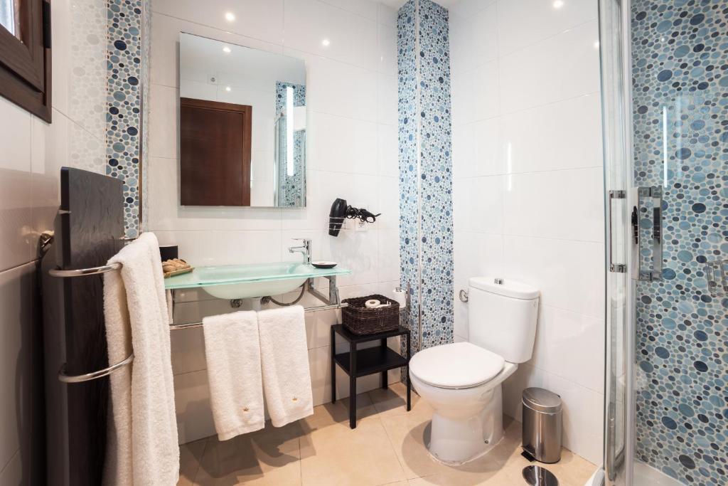 Apartamentos Reyes Católicos by Medina Living 8