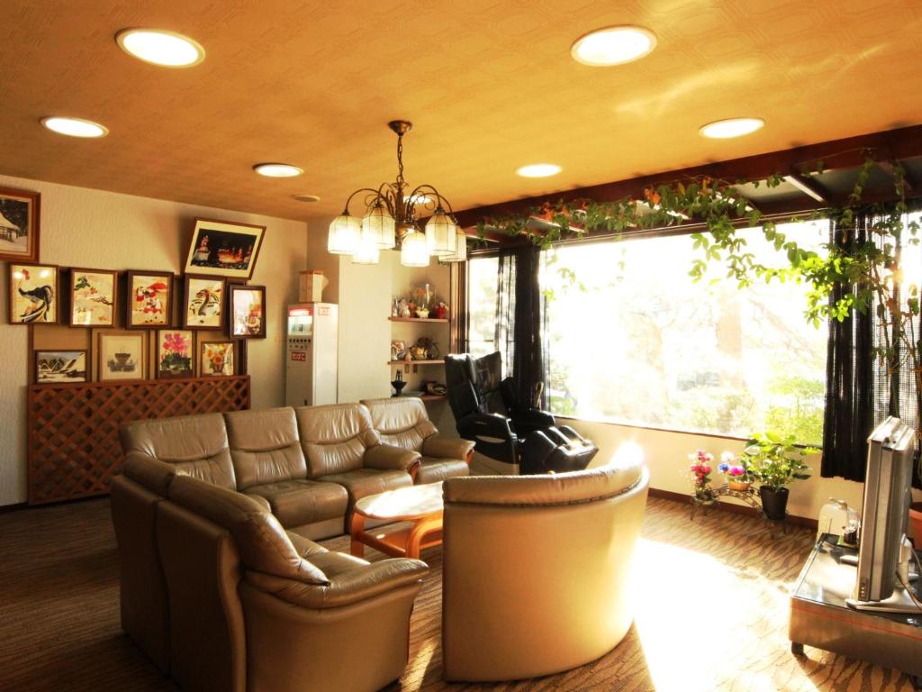 un salon avec un canapé et une table dans l'établissement Ikemoto, à Nozawa Onsen