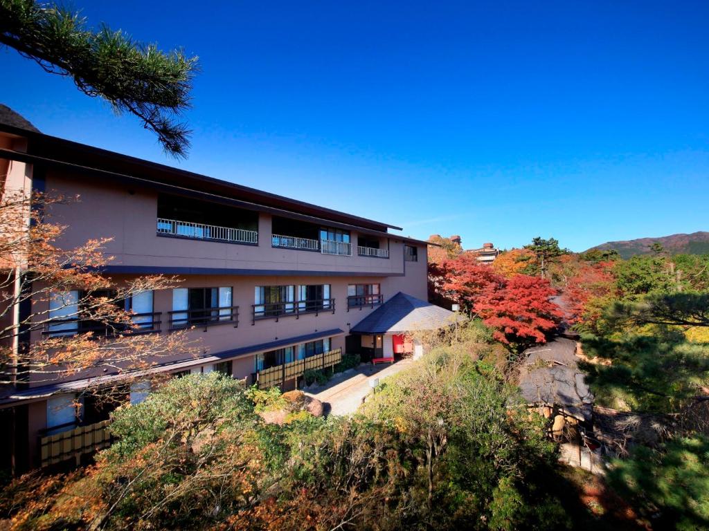 un immeuble d'appartements au milieu d'une forêt dans l'établissement Yutorelo-an, à Hakone