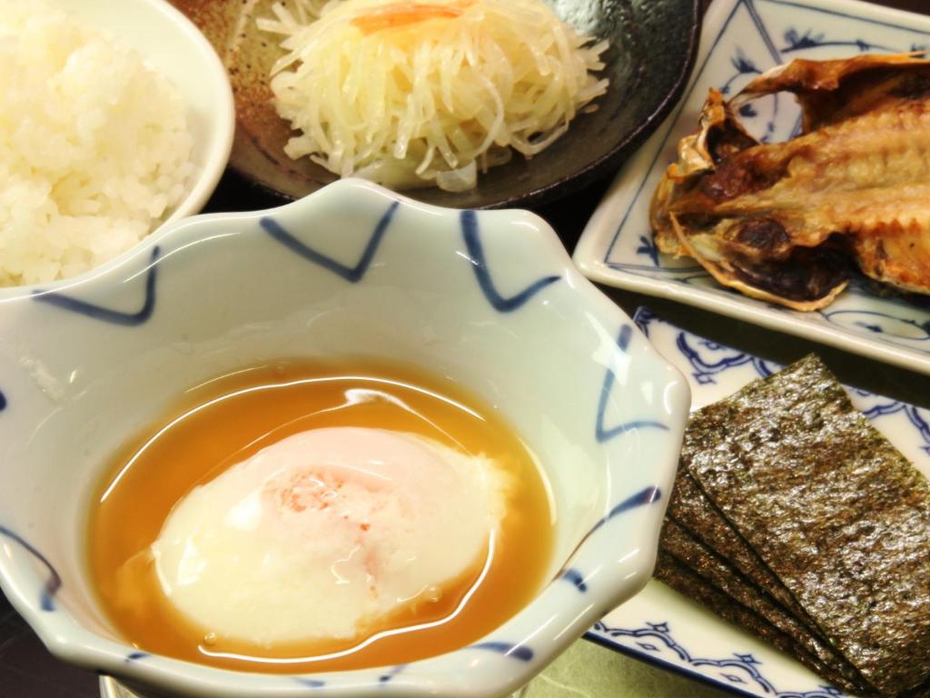 une assiette de nourriture avec une sauce trempante dans l'établissement Sunrise Meiji-ya, à Nozawa Onsen