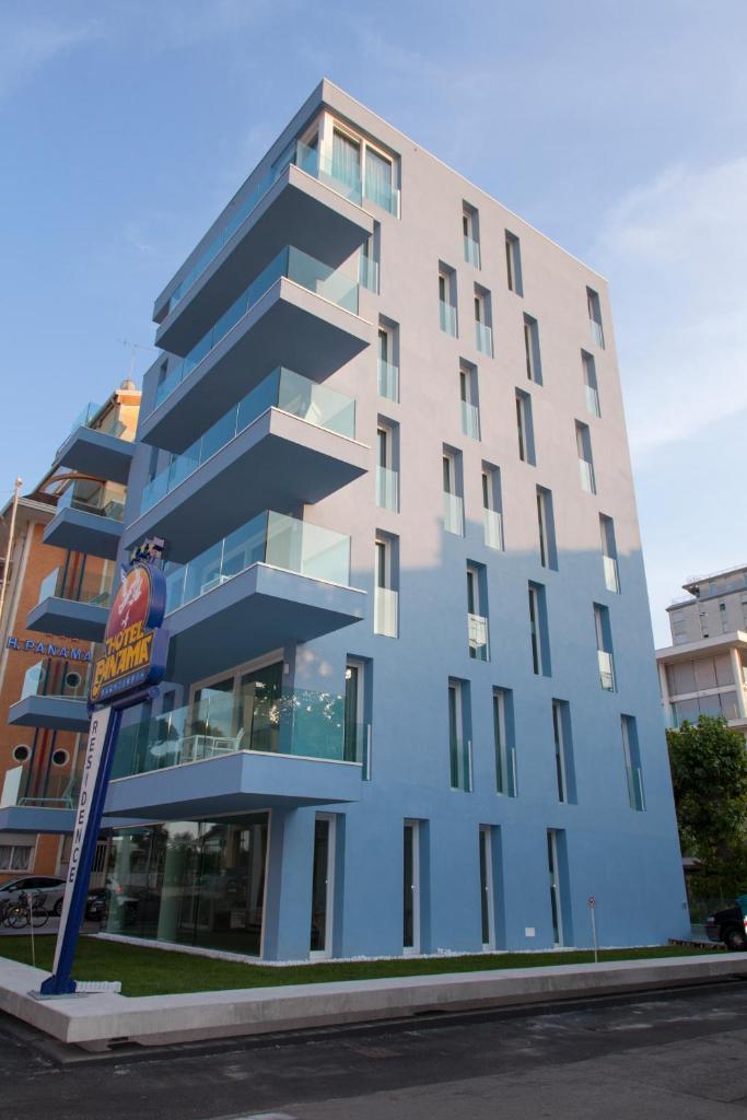 un grand immeuble avec un bleu dans l'établissement Residence Panama, à Lido di Jesolo