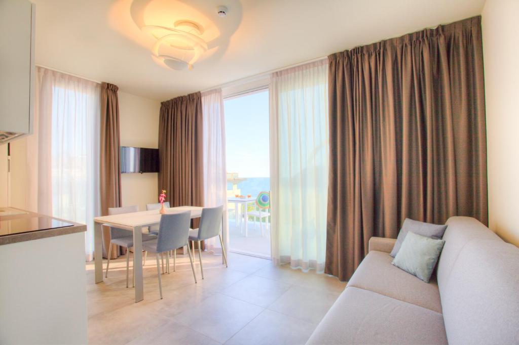 un salon avec un canapé et une table dans l'établissement Residence Panama, à Lido di Jesolo