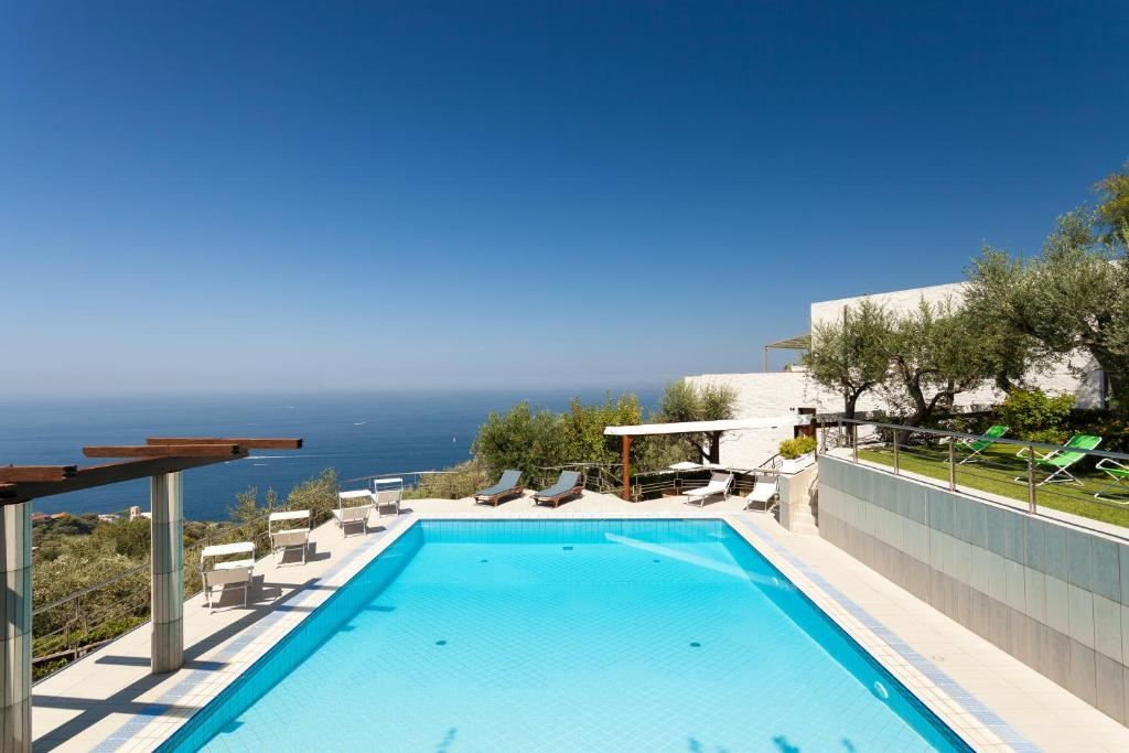une piscine avec vue sur l'océan dans l'établissement Villa Solaria, à Massa Lubrense