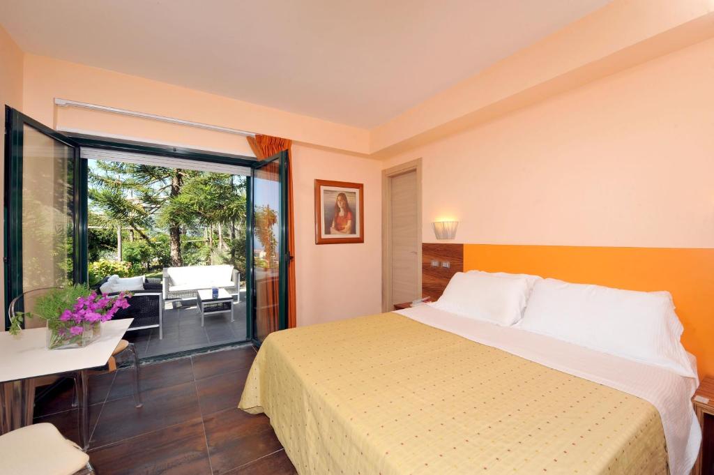 une chambre d'hôtel avec un lit et un balcon dans l'établissement Villa Solaria, à Massa Lubrense 75 autres photos