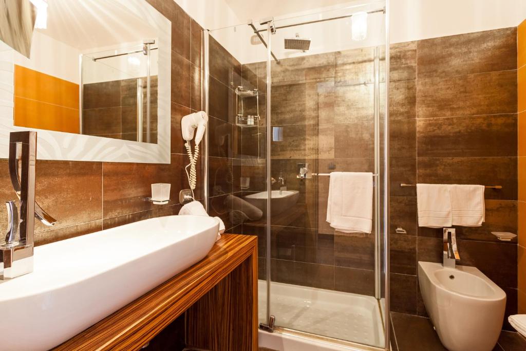 une salle de bain avec un lavabo et une douche dans l'établissement Villa Solaria, à Massa Lubrense