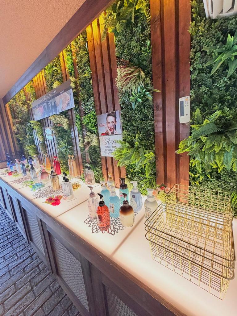 une table avec des vases en verre au-dessus dans l'établissement リンドス, à Okayama