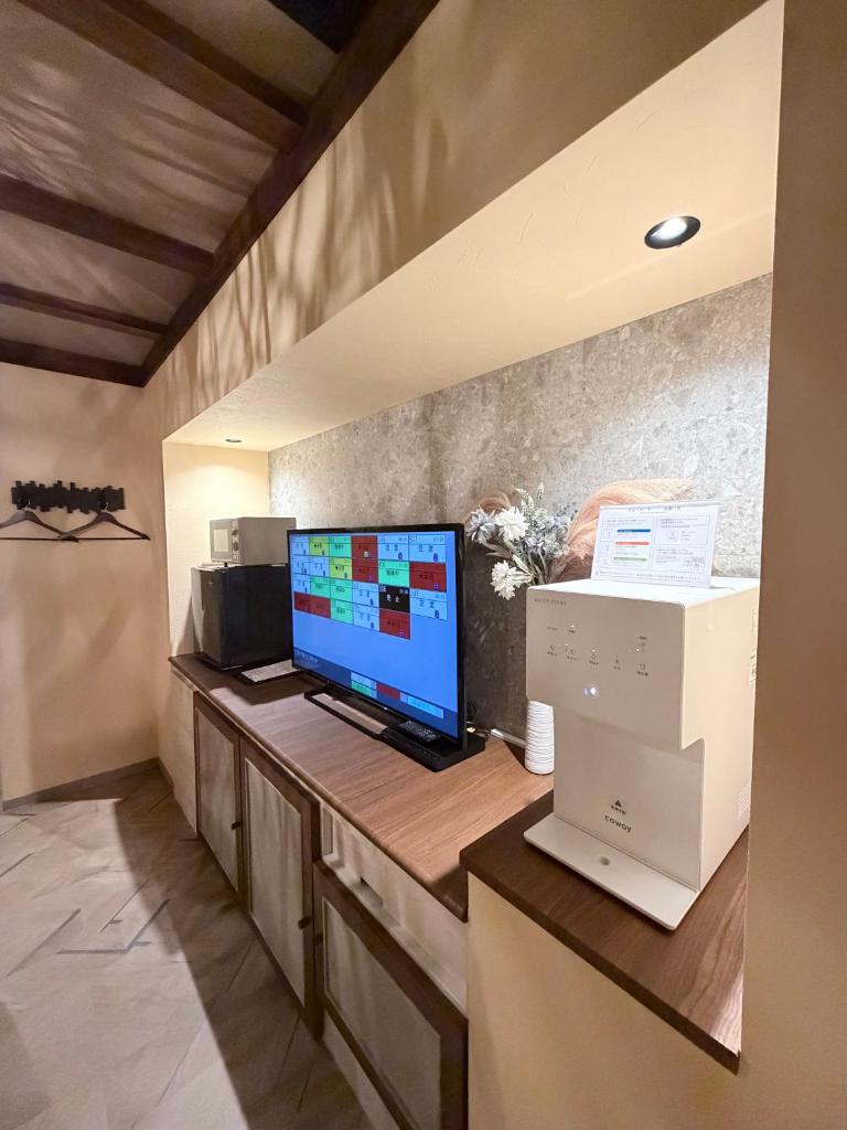 un ordinateur sur un bureau avec un ordinateur dessus dans l'établissement リンドス, à Okayama