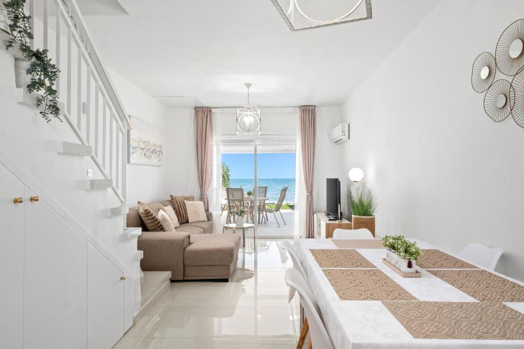 Wavestone Beachfront House 5