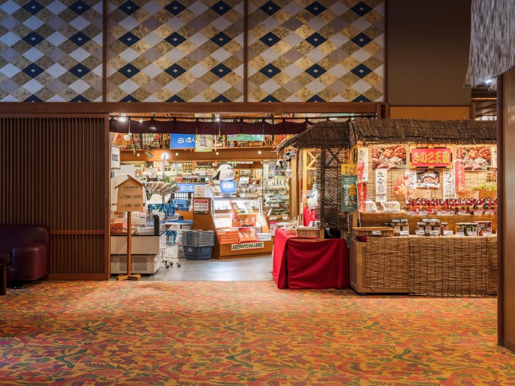 un magasin avec une devanture ornée d'une table rouge dans l'établissement HanaMOMIJI, à Jozankei