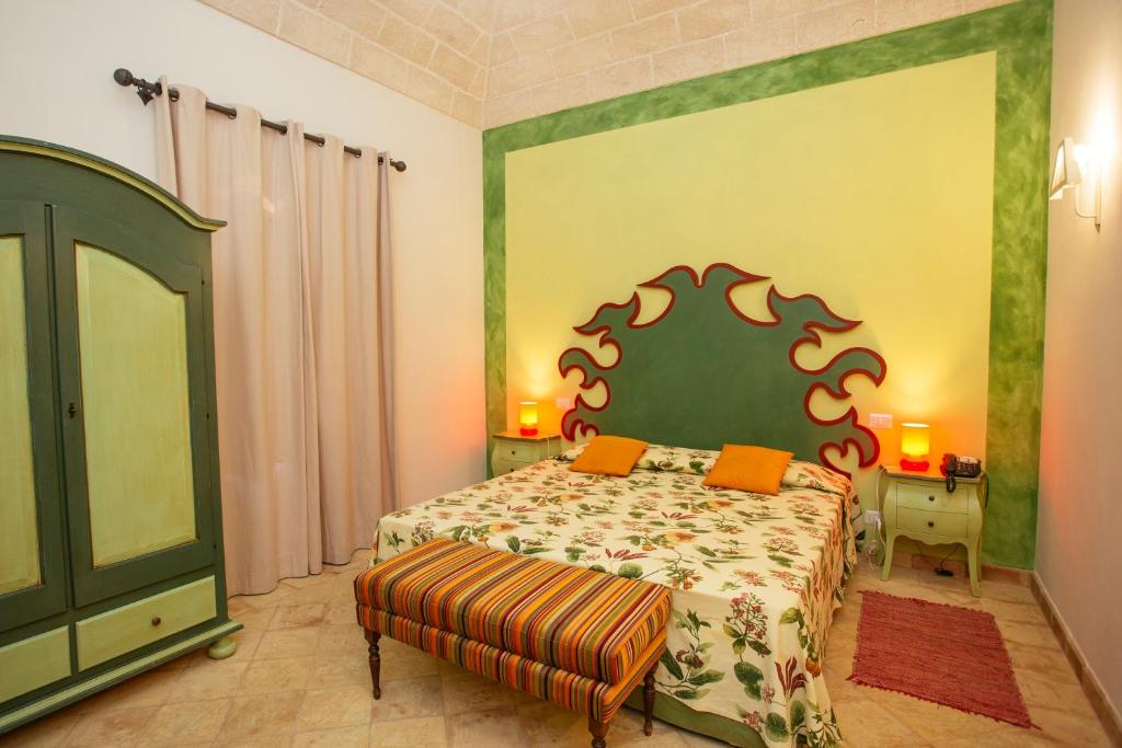 une chambre avec un lit et un mur végétal dans l'établissement Hotel Baglio Catalano, à Custonaci