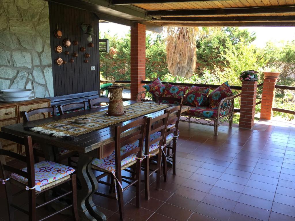 une cuisine et une salle à manger avec une table et des chaises dans l'établissement Villa lo Iacono, à Terrasini