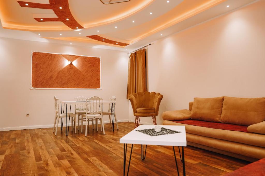 Greenside Apartment 6 4