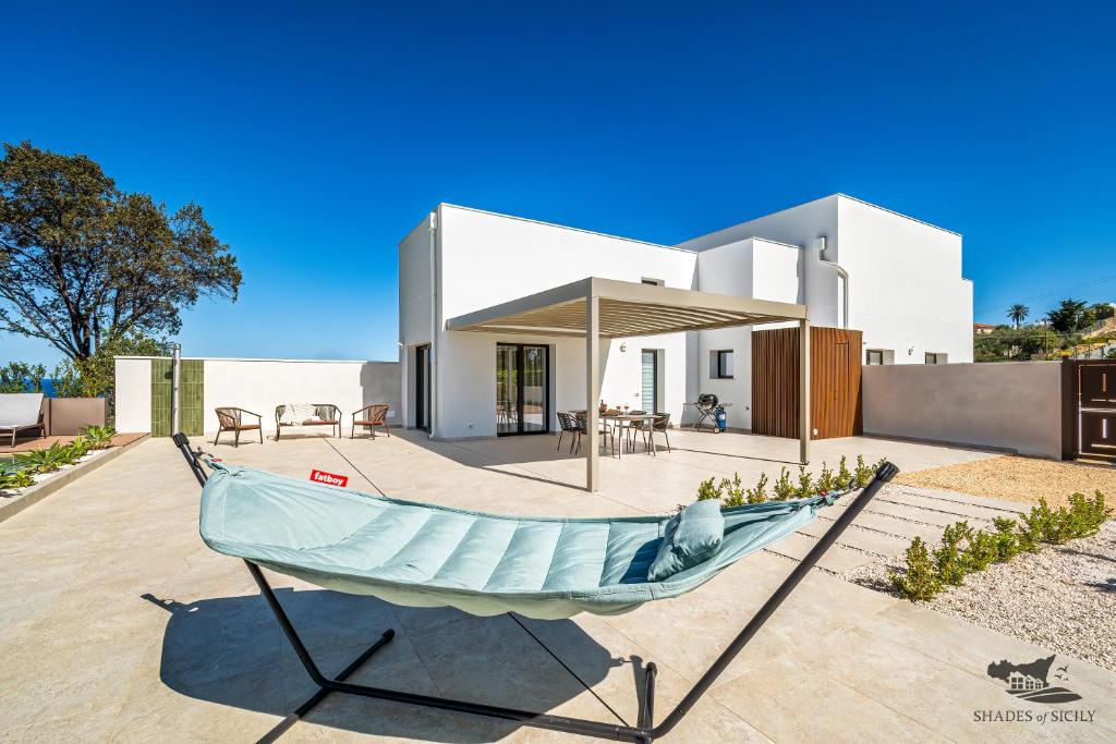 une maison avec un bateau devant dans l'établissement Villa Castello, à Balestrate