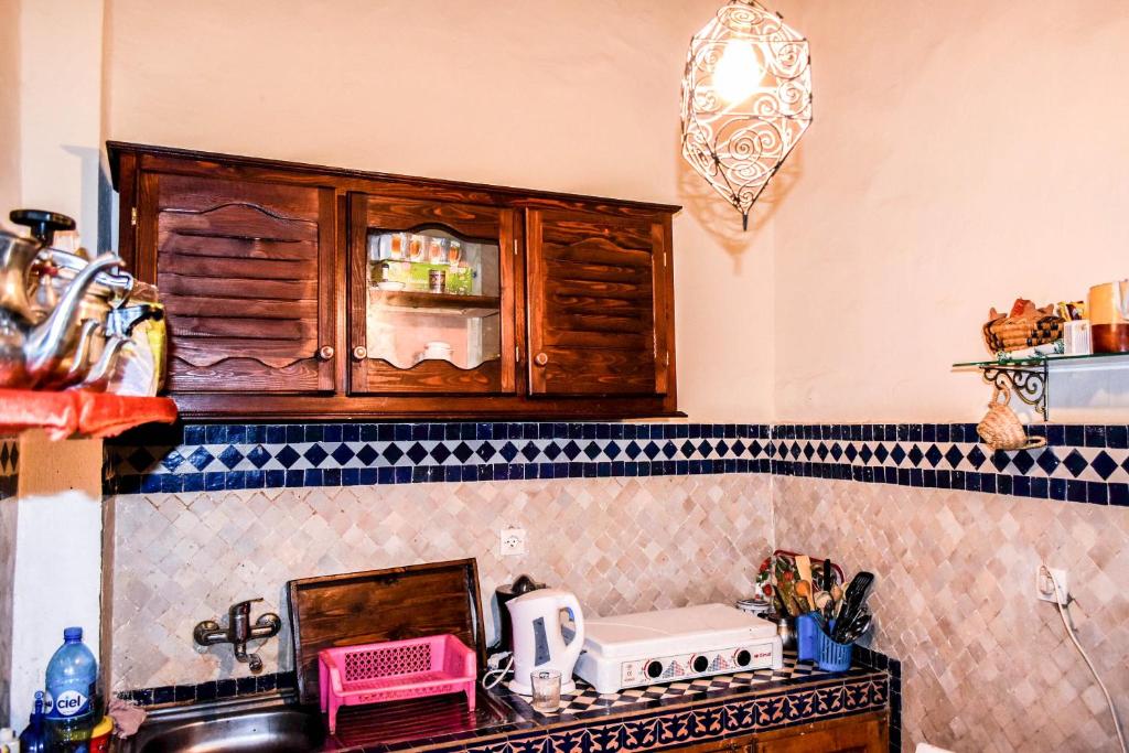 - une cuisine avec un comptoir, un grille-pain et une cuisinière dans l'établissement Dar Nineta, à Fès 37 autres photos